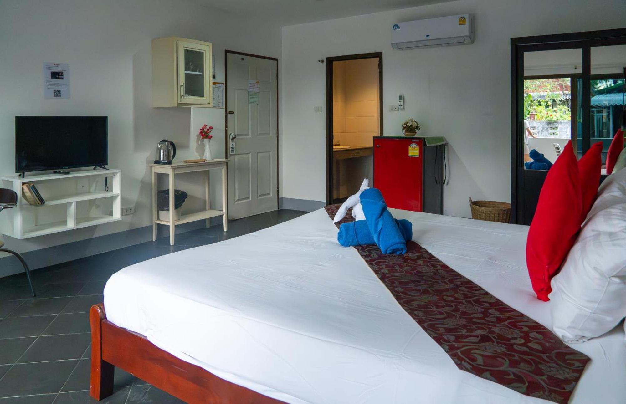 Deng'S Kamala Beach Guesthouse Экстерьер фото