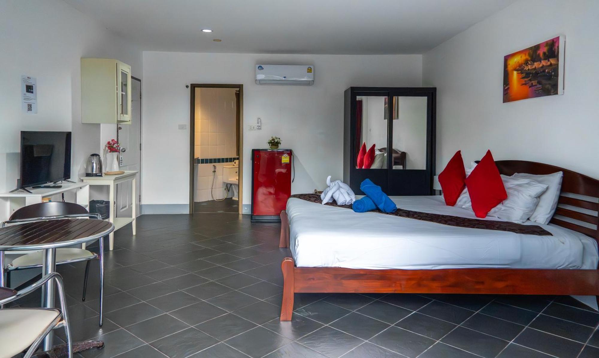 Deng'S Kamala Beach Guesthouse Экстерьер фото