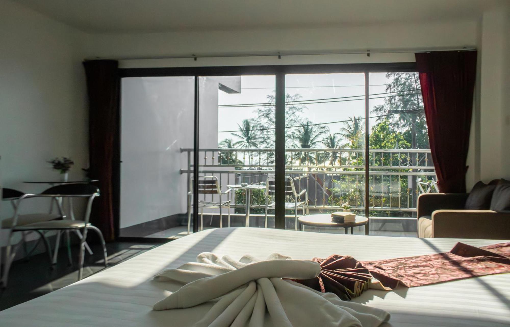 Deng'S Kamala Beach Guesthouse Экстерьер фото