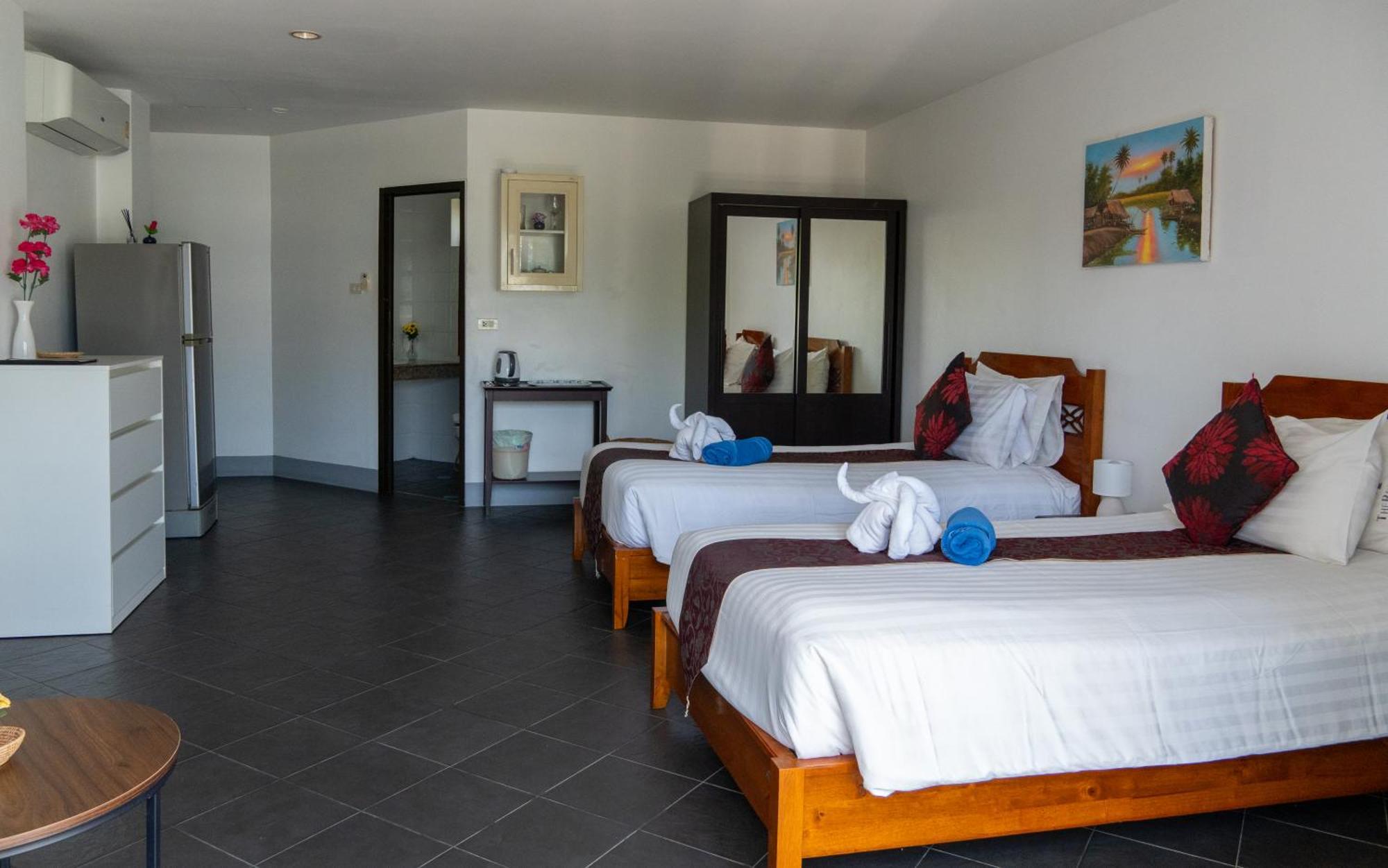 Deng'S Kamala Beach Guesthouse Экстерьер фото